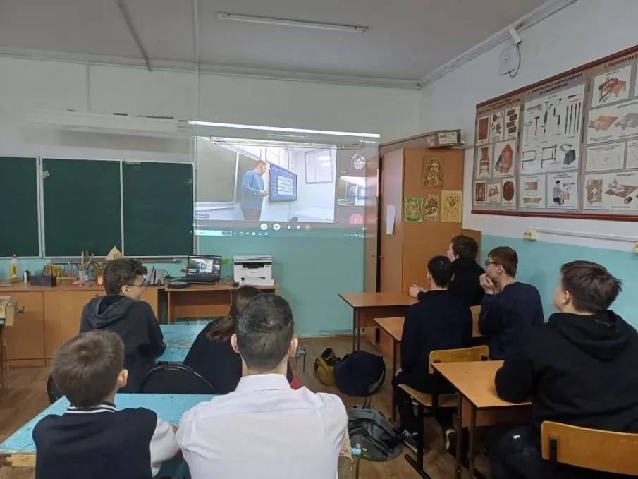 Урок Цифры . «Дело в чате: эволюция нейросетей и цифровая безопасность».